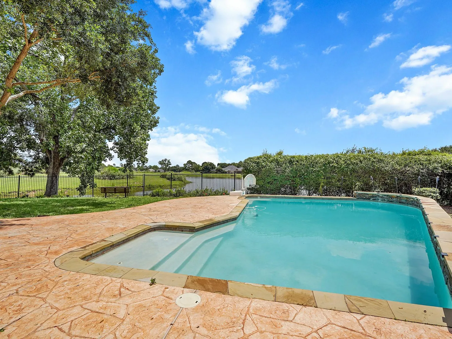 6 bed, 3.5 bath, 3475 sqft, $4,500 — Photo 2