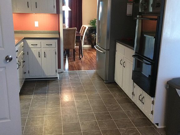 Kitchen w/eat in area