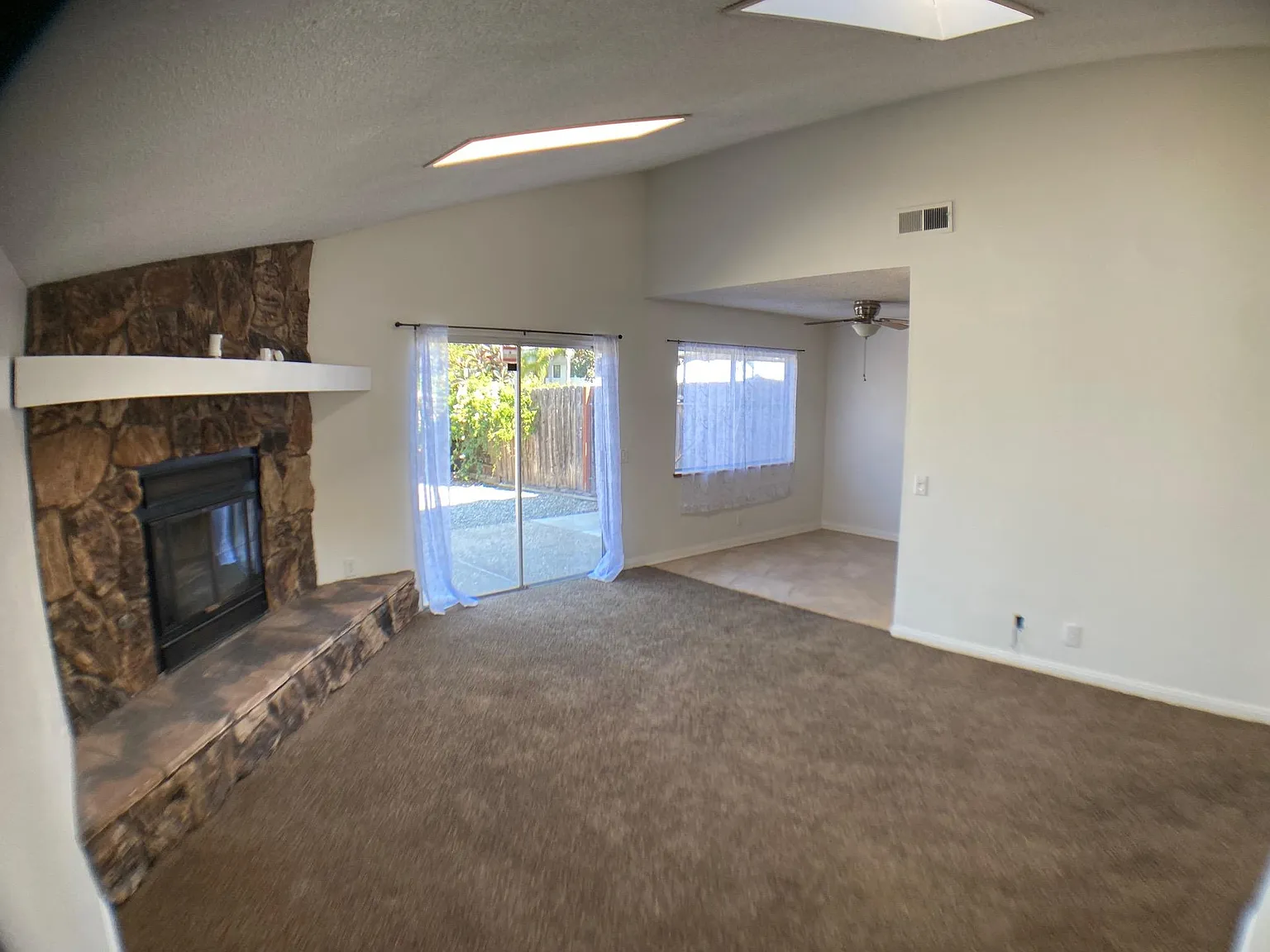 3 bed, 1394 sqft, $3,750 — Photo 2