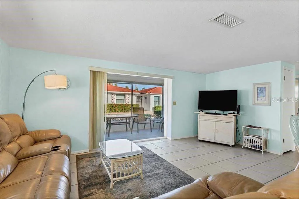2 bed, 2.0 bath, 1064 sqft, $7,500 — Photo 2