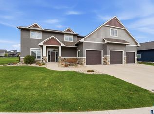 912 S Torrey Pine Ln, Sioux Falls, SD 57110