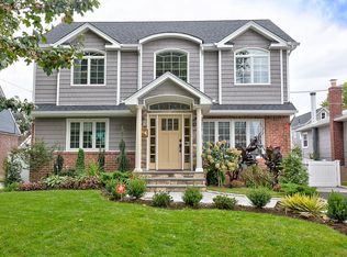 201 White Rd, Mineola, NY 11501