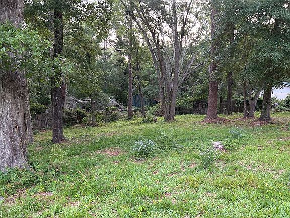 2nd image of 559 NW Battle Hill Ln
