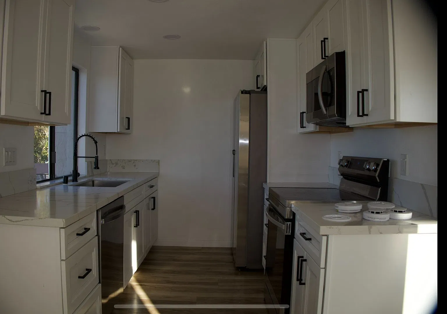 2 Bedrooms 2 full baths corner condo in National City. — Photo 2