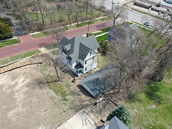 2nd image of 824 College Ave