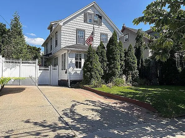 250-36 42nd Ave, Little Neck, NY 11363