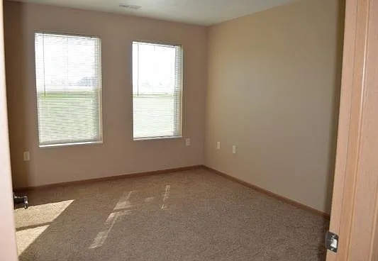 Yankton Heights Apartments — Photo 8