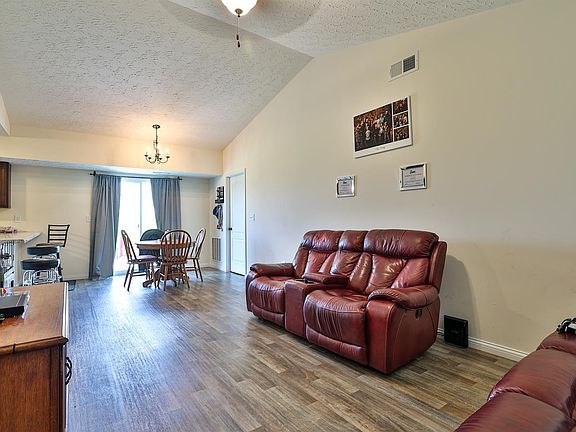 5th image of 589 Summer Pointe Dr