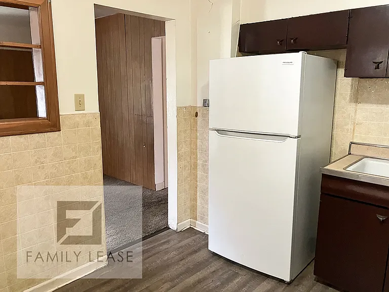 1087 N Summit Ave — Photo 5