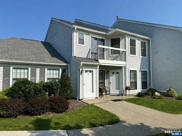 29 Krinsky Ct, Mahwah, NJ 07430