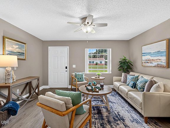 4th image of 7 Greenfern Cir