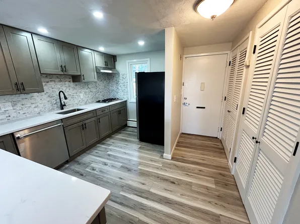 301 Neponset St APT 25, Norwood, MA 02062