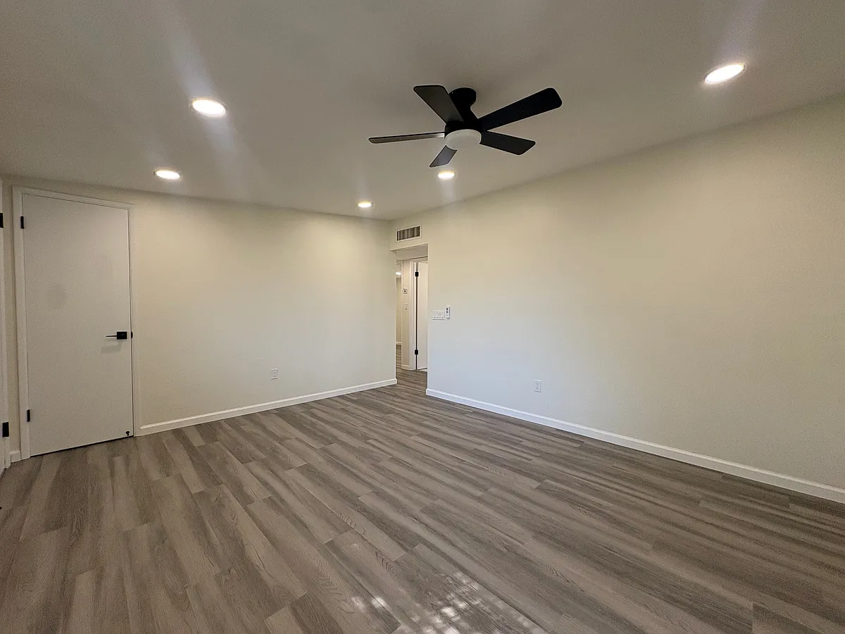Family Room - 1508 E Adelaide Dr #8
