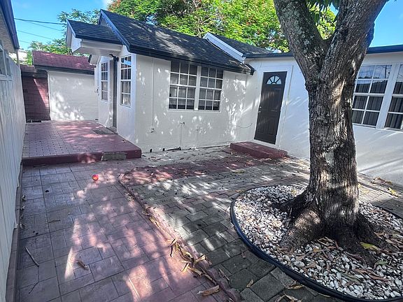 3rd image of 1044 SW 10th St