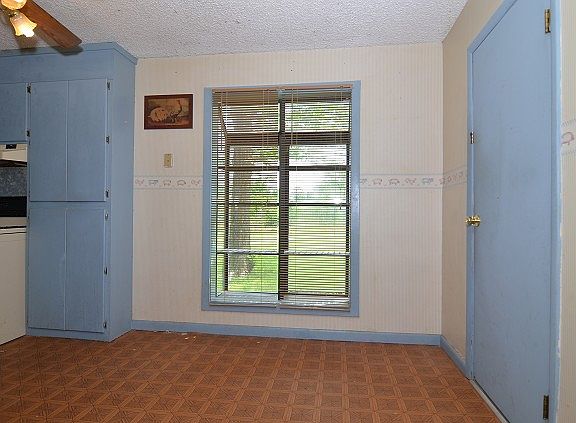 Lrg greenhouse window in eating area!