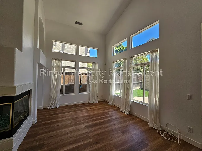 4782 Templeton St — Photo 16