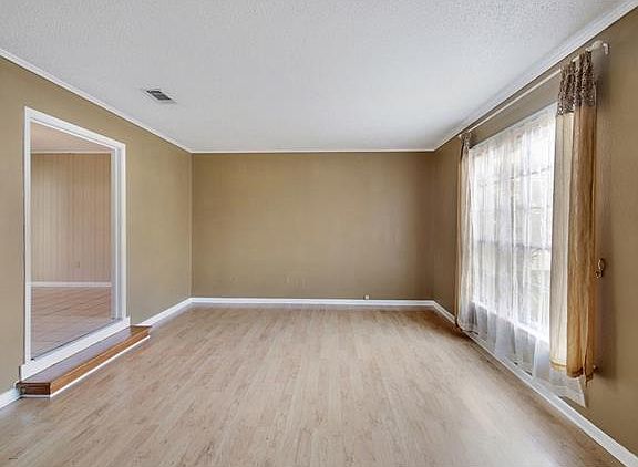 3rd image of 469 Lynnmeade Dr