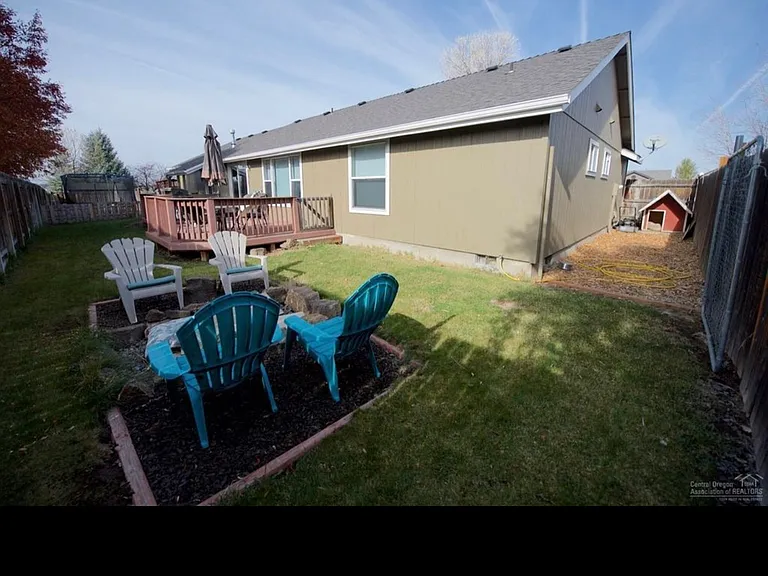 934 NW Negus Ln — Photo 4