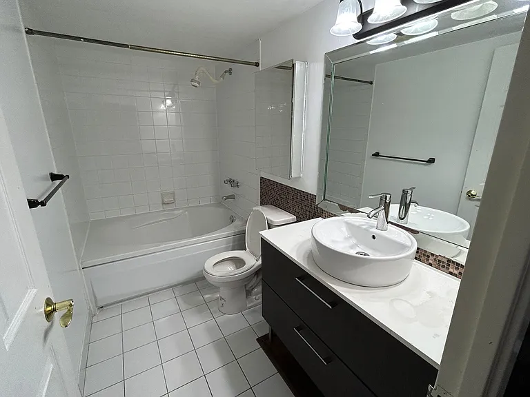75 Riverside Dr E — Photo 10