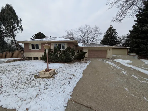 144 Telstar Dr, Bismarck, ND 58503