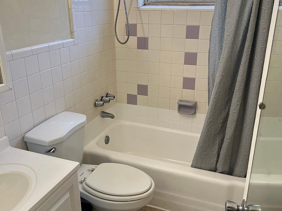 2nd image of 807 NW 4th Ave APT 3
