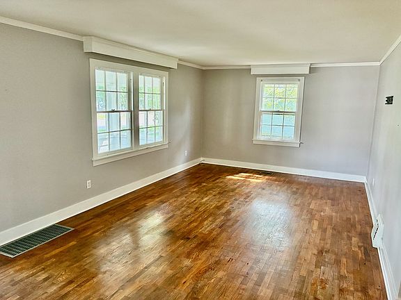 3rd image of 640 Oak St