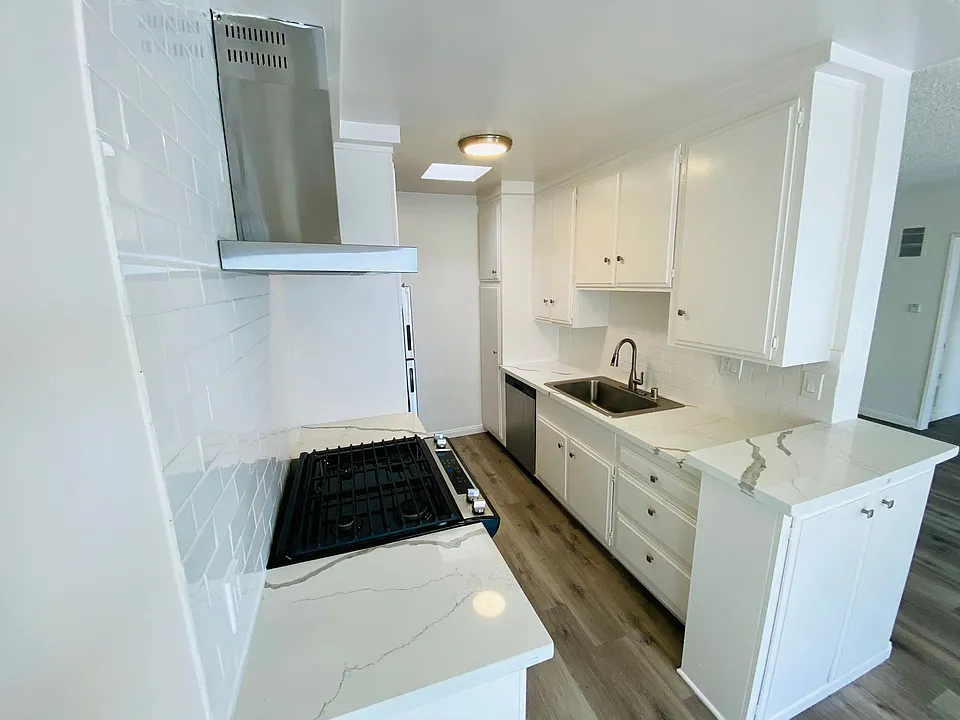 7010 Lanewood Ave LLC