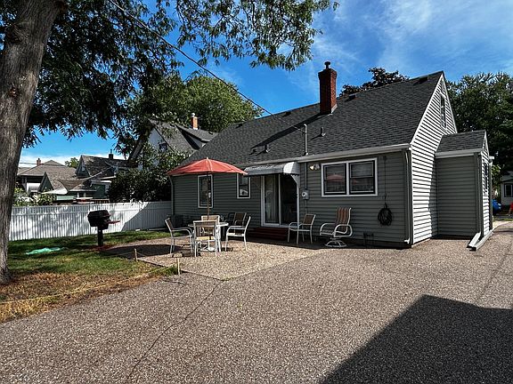 3rd image of 1324 Buchanan St NE