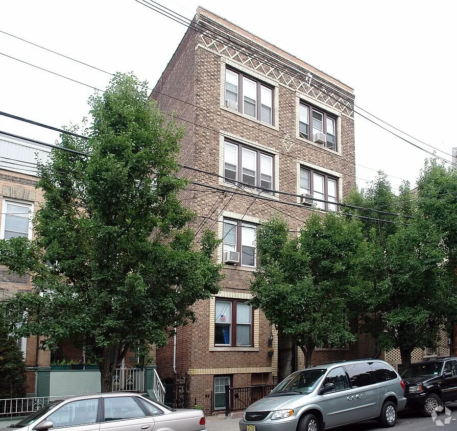 2 bed, 622 sqft, $2,300 — Photo 1