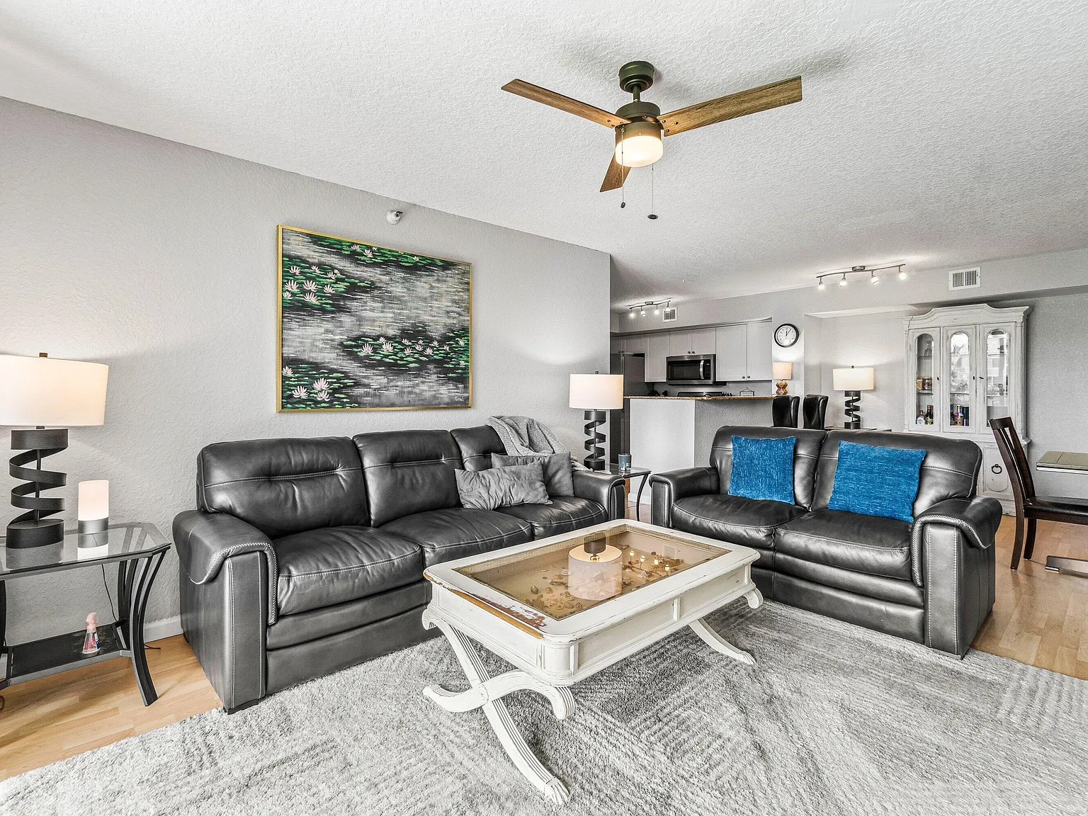 3 bed, 2.0 bath, 1168 sqft, $3,800 — Photo 4
