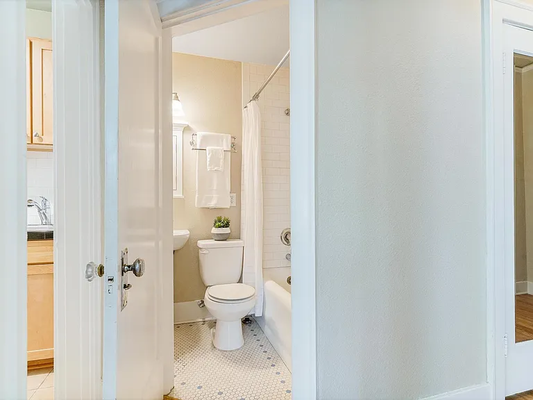 905 NE 43rd St #111 — Photo 14