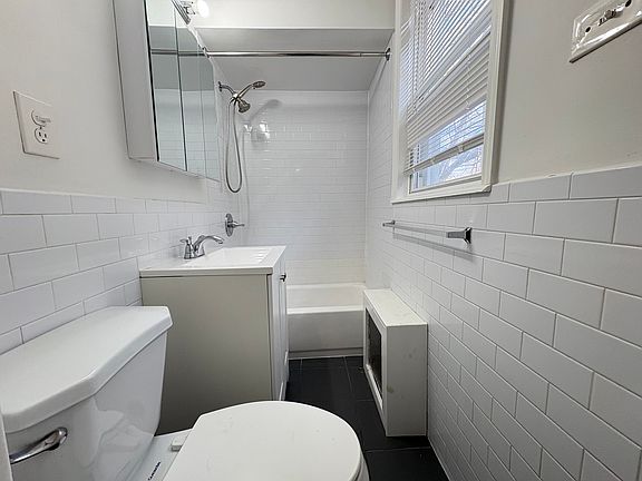 5th image of 400 Woodlawn Ave #2