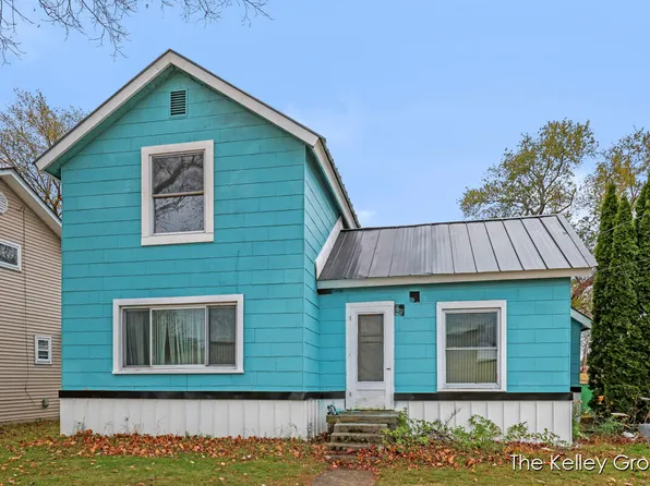 404 E Shaw St, Howard City, MI 49329