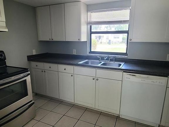 2nd image of 611 N Palm Dr