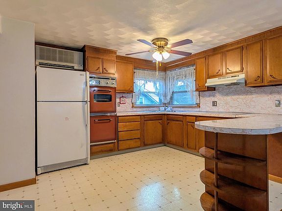 4th image of 619 N Spring St