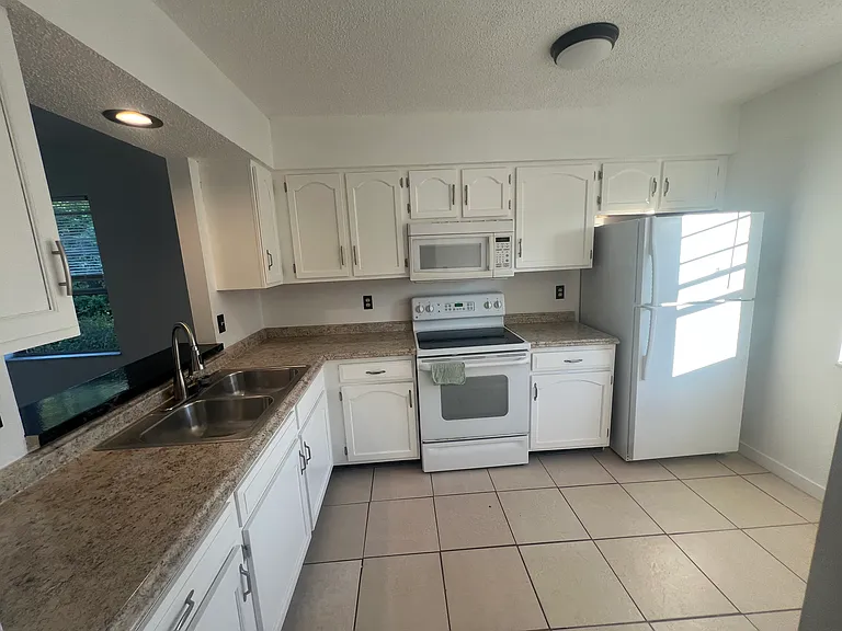 354 Camillia Ln #B — Photo 3