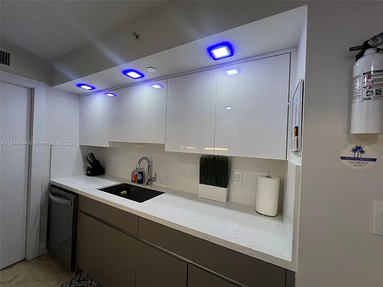 6917 Collins Ave #809 — Photo 18