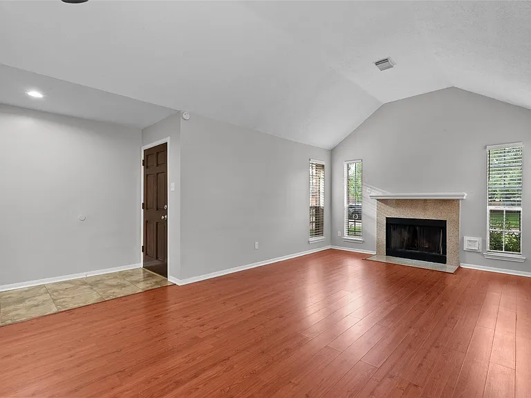 15834 Constitution Ln — Photo 5