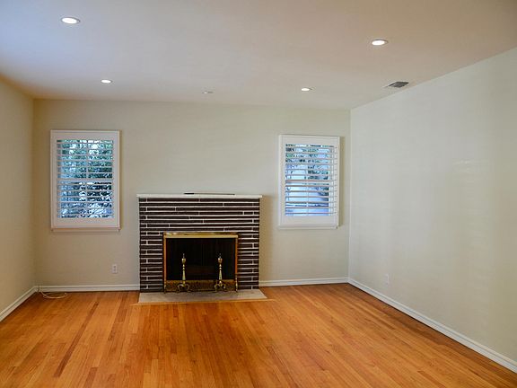 5th image of 2928 N Beachwood Dr