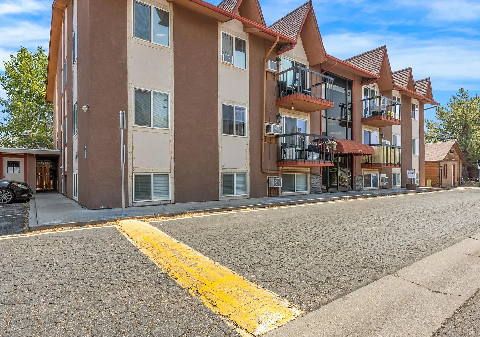 Upgraded 2BR Garden-Level Unit | 850 Sqft | Spacious & Stylish — Photo 1