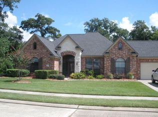 201 Canvasback Dr, Clute, TX 77531