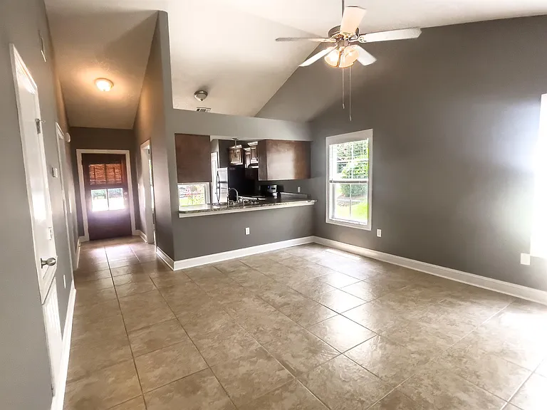 1611 Oxford Pl — Photo 4