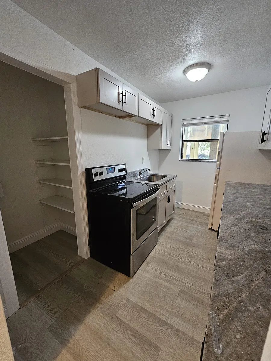 Building Photo - 807 NE 3rd St #809