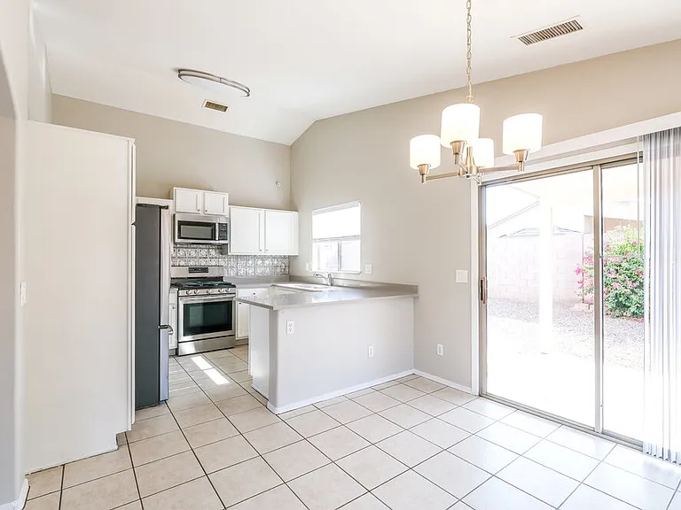 2710 S 108th Ave — Photo 7