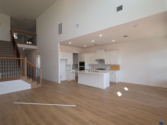 4th image of 900 Purmela St