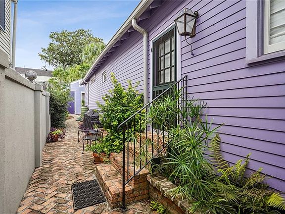 4th image of 1856 Burgundy St