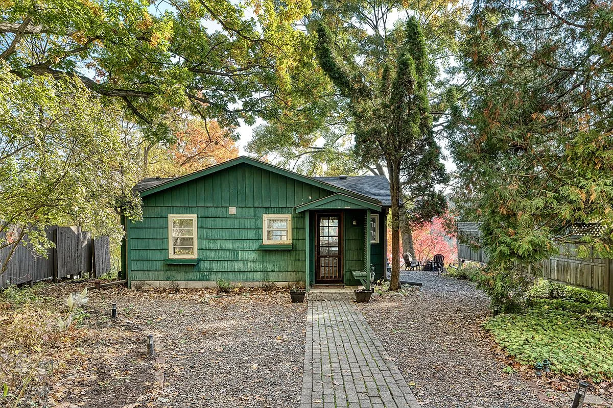 2 bed, 1.0 bath, 892 sqft, $1,700 — Photo 1