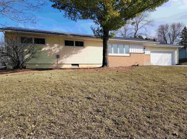 915 N Elm St, Cresco, IA 52136