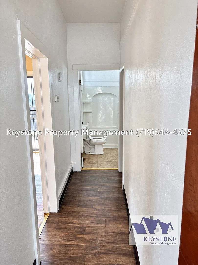 Bright & Spacious 3-Bedroom Rancher with Hardwood Floors and Fenced Yard $1050/$1050 — Photo 4