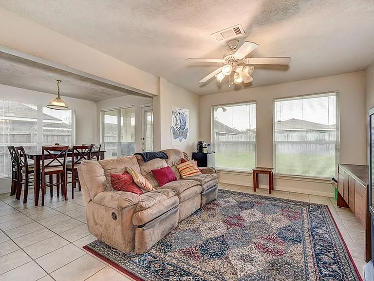 913 Gardenia St #913 — Photo 2
